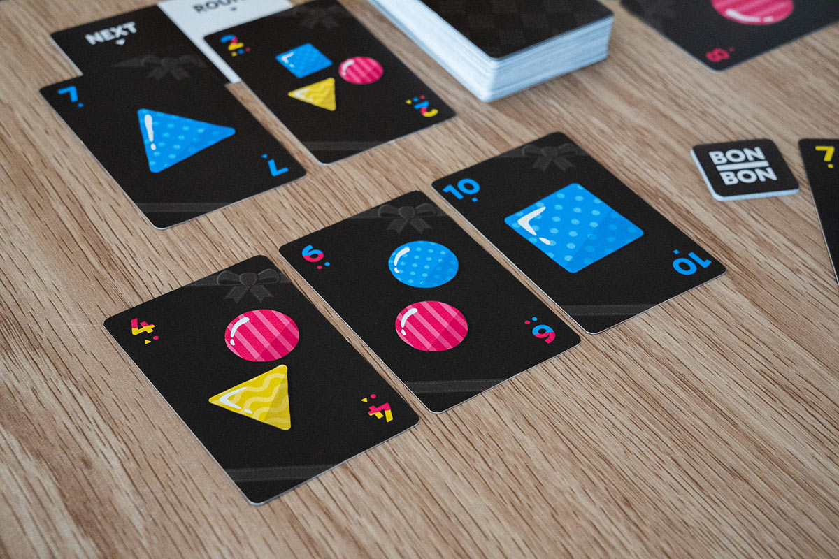 カードには3種類のカタチ×3種類の色の合計9種類のボンボンが描かれています